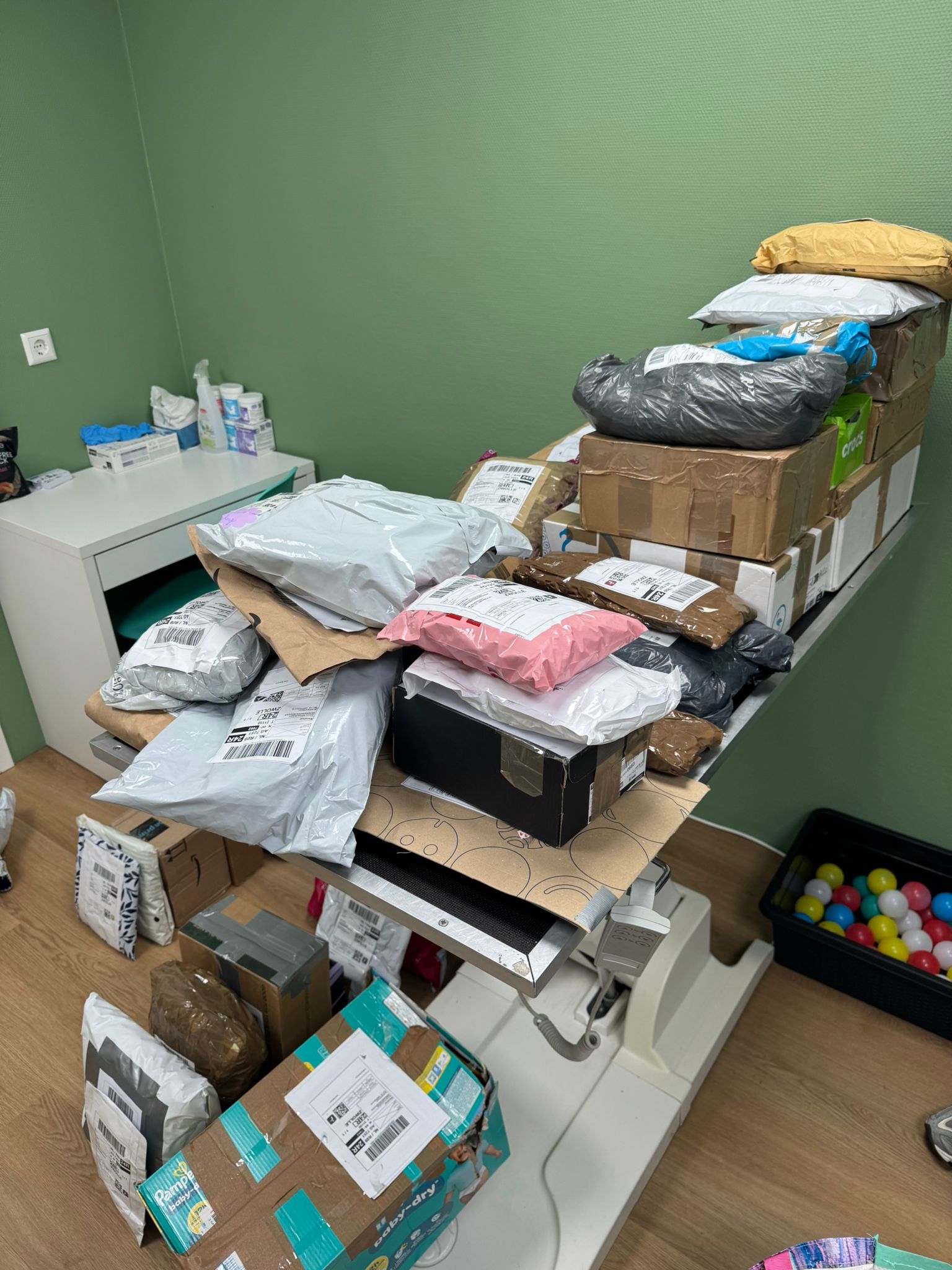 Ons huis vol verzendklare pakketten
