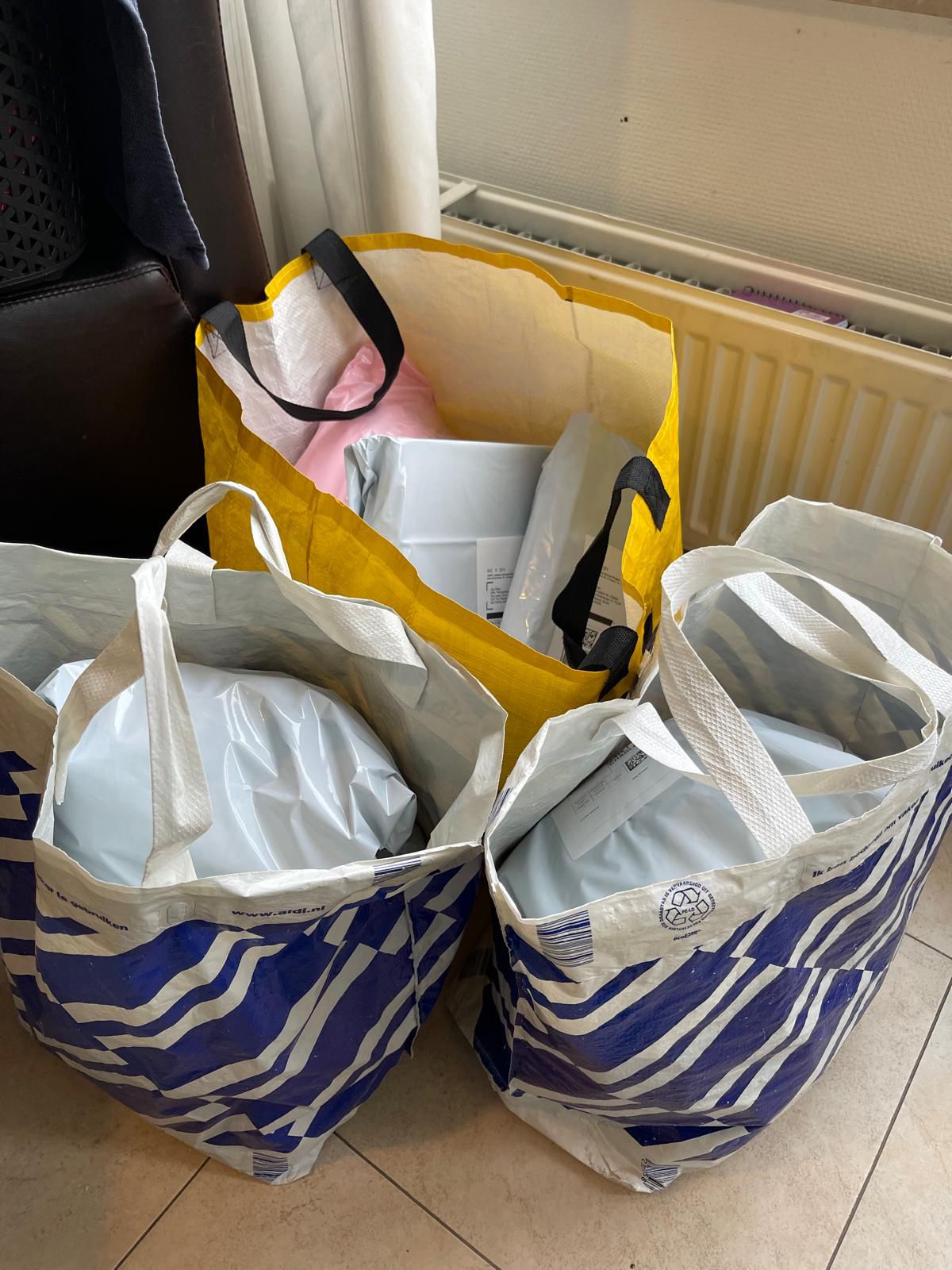 Stapel verzendklare Vinted-pakketten