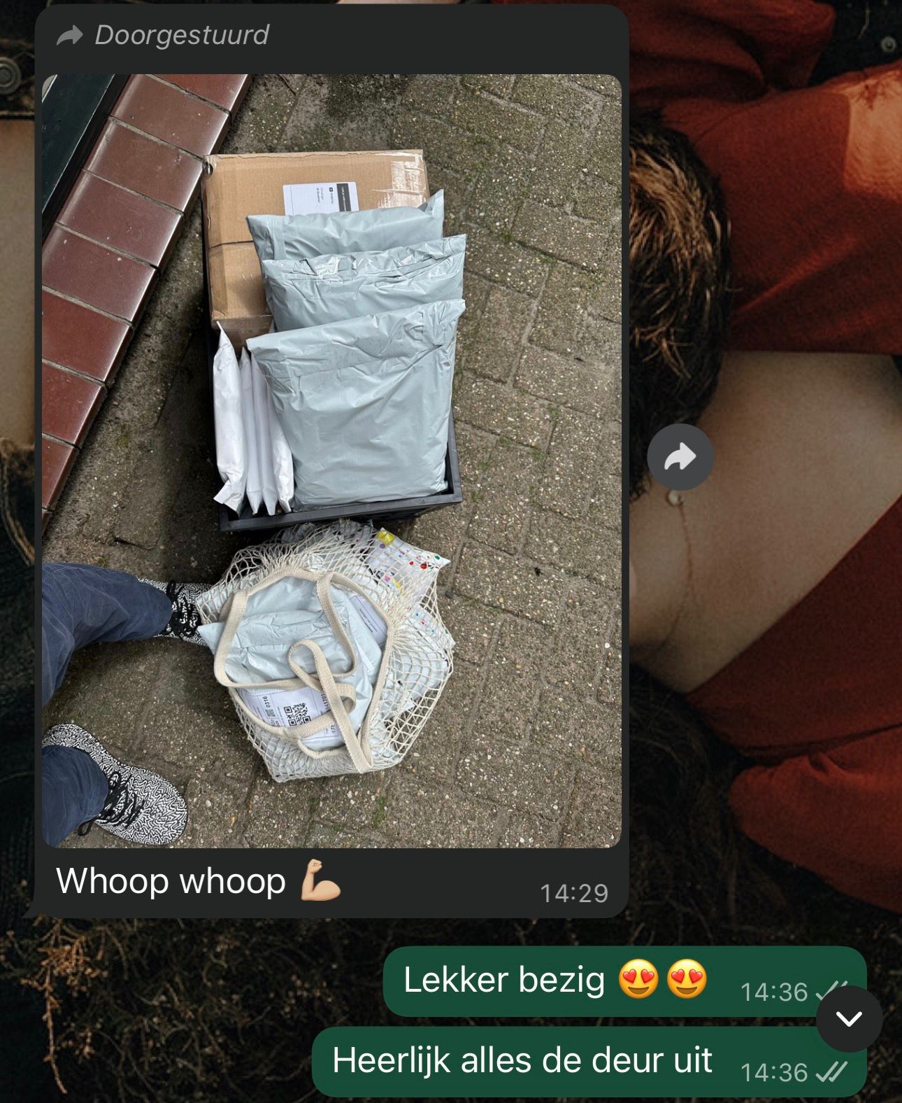 Stapel verzendklare Vinted-pakketten op tafel